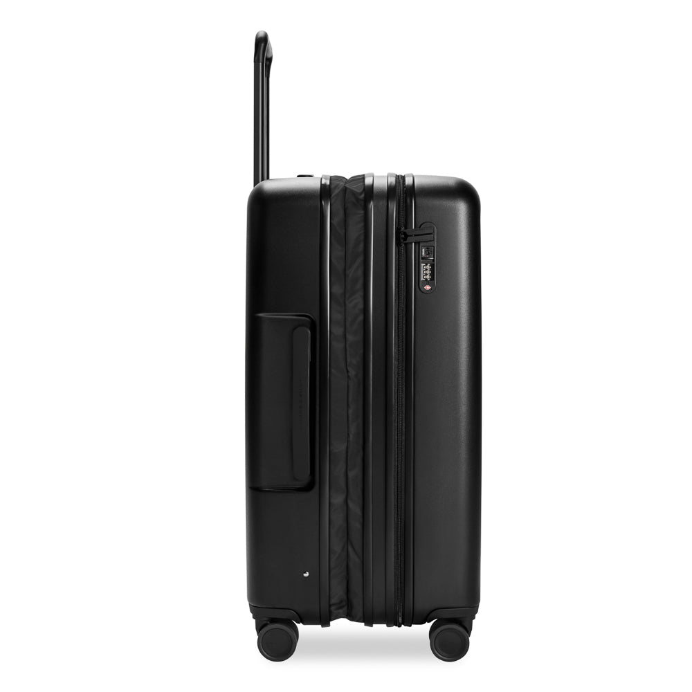Large 76cm expandable spinner suitcase in black by Briggs & Riley, showcasing durable fabric and smooth-rolling wheels.
