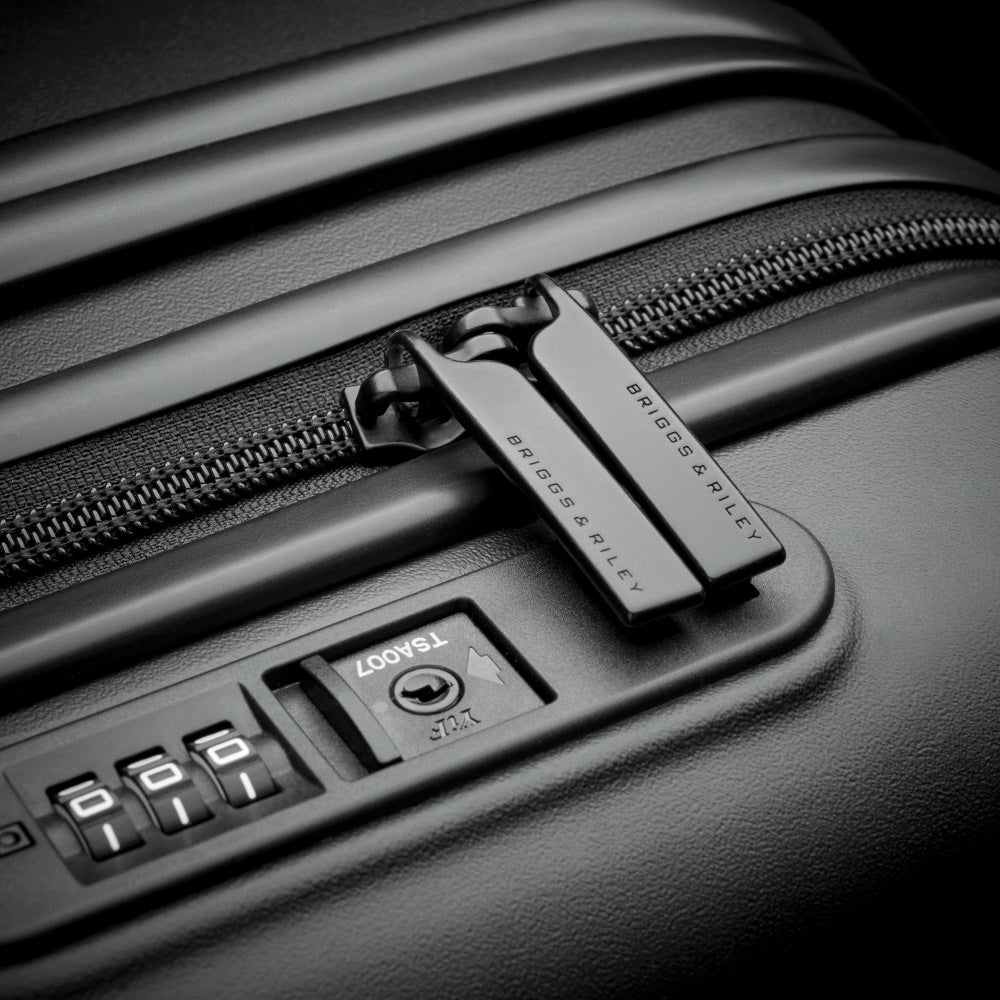Extra large 86cm black spinner suitcase by Briggs & Riley, featuring durable wheels and a spacious interior for travel.